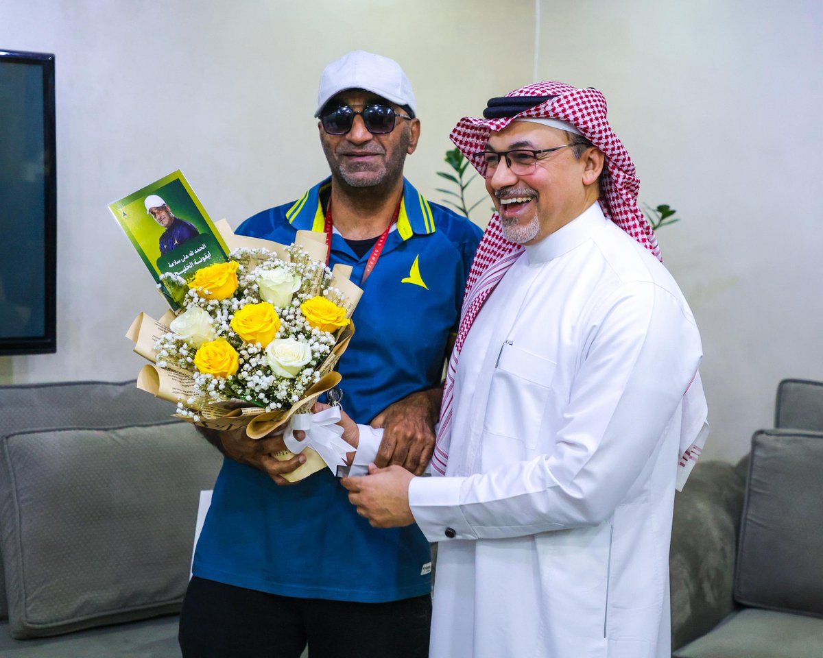 Khaleejclub's tweet photo. 🤝 أعضاء مجلس إدارة #نادي_الخليج يزورون أيقونة النادي وأحد أوفيائه الكابتن «وهبي المرزوق»؛ للاطمئنان على صحته 

ألف سلامة للكابتن وهبي، ونسأل الله له دوام الصحة والعافية 💛💚 https://t.co/3HThXw79l1