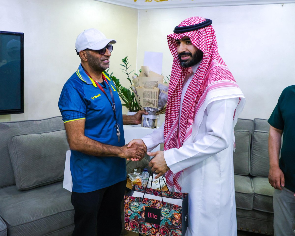 Khaleejclub's tweet photo. 🤝 أعضاء مجلس إدارة #نادي_الخليج يزورون أيقونة النادي وأحد أوفيائه الكابتن «وهبي المرزوق»؛ للاطمئنان على صحته 

ألف سلامة للكابتن وهبي، ونسأل الله له دوام الصحة والعافية 💛💚 https://t.co/3HThXw79l1