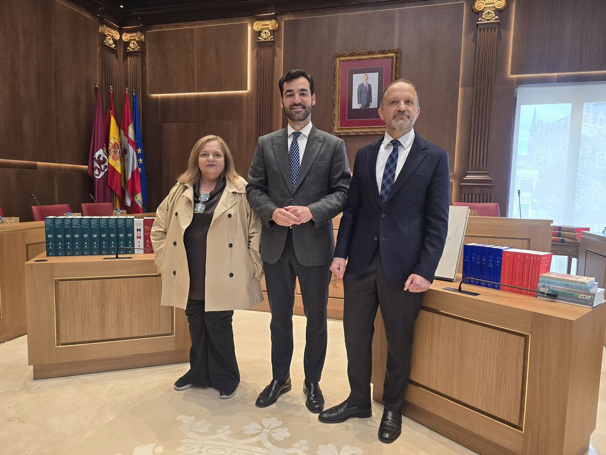 davfermen's tweet photo. El español es la lengua de los leoneses y de 600 millones de personas en el mundo.

Un patrimonio de valor incalculable que debemos aprovechar. 

Hoy, la RAE celebra su pleno en el salón de plenos del Ayuntamiento de León. https://t.co/qOi5lDc1a4