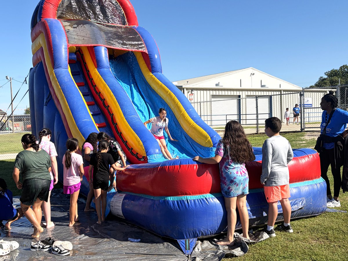 NataliaISD's tweet photo. Such a fun time at the 4th Grade Family Picnic! Families enjoyed the obstacle course, water slide, games, football, baseball, and time together in the sunshine. Thanks to everyone who came out and made it so special! 💙☀️ #4thGradeFun https://t.co/fCB3maOywI