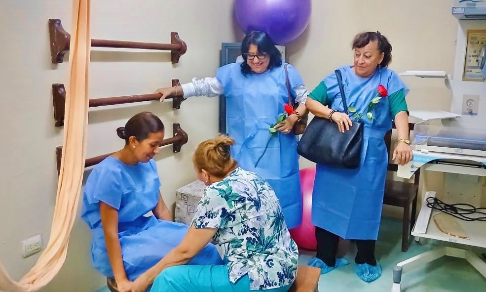 Salud_Guayas's tweet photo. El personal del @Salud_Ec promueve el parto en libre posición mediante un recorrido por la UTPR del Hospital Básico #ElTriunfo.

En esta actividad, dirigida a embarazadas🤰 y líderes comunitarios, se realizaron ejercicios de estiramiento y balanceo para fortalecer los músculos. https://t.co/em0bU69u64