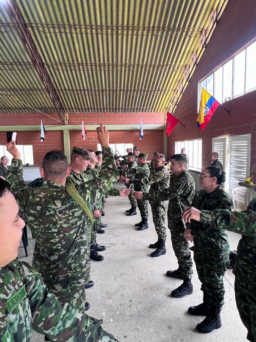 ejercito_COPER's tweet photo. 📍En Medellín, Antioquia, la Dirección de Gestión Humana del Comando de Personal junto al equipo interdisciplinario de psicología desarrolló una jornada de fortalecimiento emocional dirigida a oficiales, suboficiales y soldados de las IR 1C/26 de la Cuarta Brigada.

Durante la actividad se abordaron temas de liderazgo consciente, trabajo en equipo, comunicación asertiva, prevención del suicidio, prevención del consumo de sustancias psicoactivas y estrategias de afrontamiento. Asimismo, se realizó una misa campal para fortalecer la dimensión espiritual del personal militar.

#NuestroCompromisoEsColombia 🇨🇴