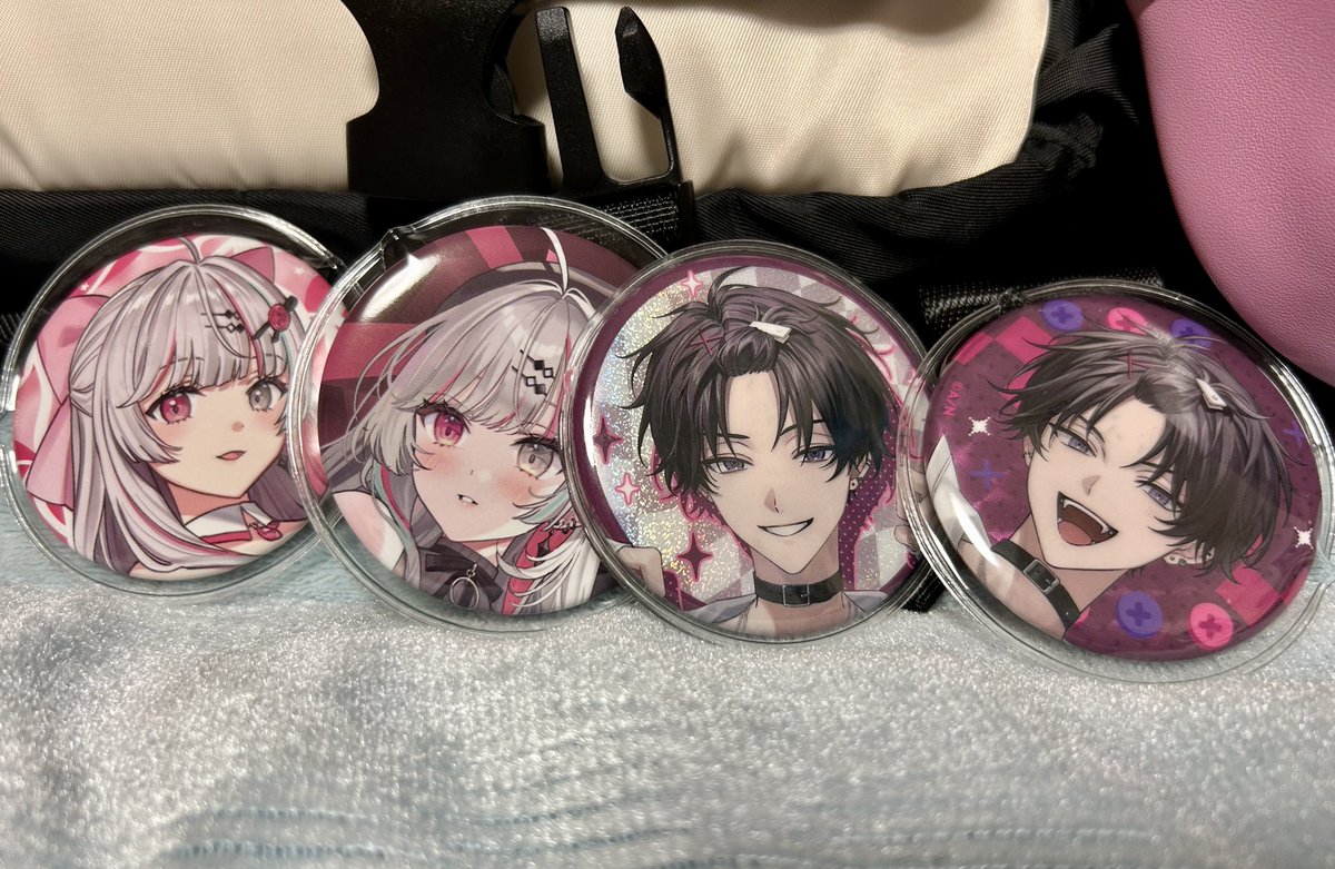 これは完成した痛バと入れようとして諦めた缶バッジたち