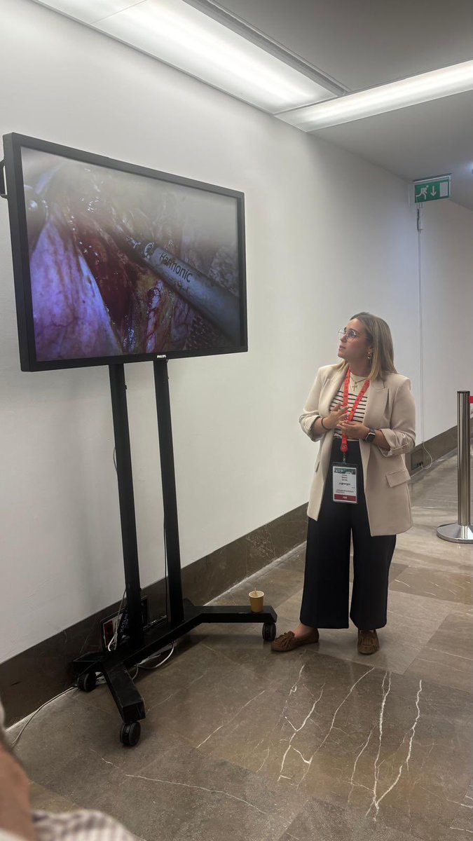 CirugiaHUVR's tweet photo. 🏆 Miembros de nuestro servicio presentes en el Congreso de la Asociación Española de Coloproctología.
Presentación de comunicaciones, debate científico y puesta al día en lo último de la especialidad.
Así se construye la excelencia quirúrgica: formándose, compartiendo y representando.
🏥 Orgullosos de nuestro equipo de @HospitalUVRocio
#AECP2026 #Coloproctología #CirugíaGeneral