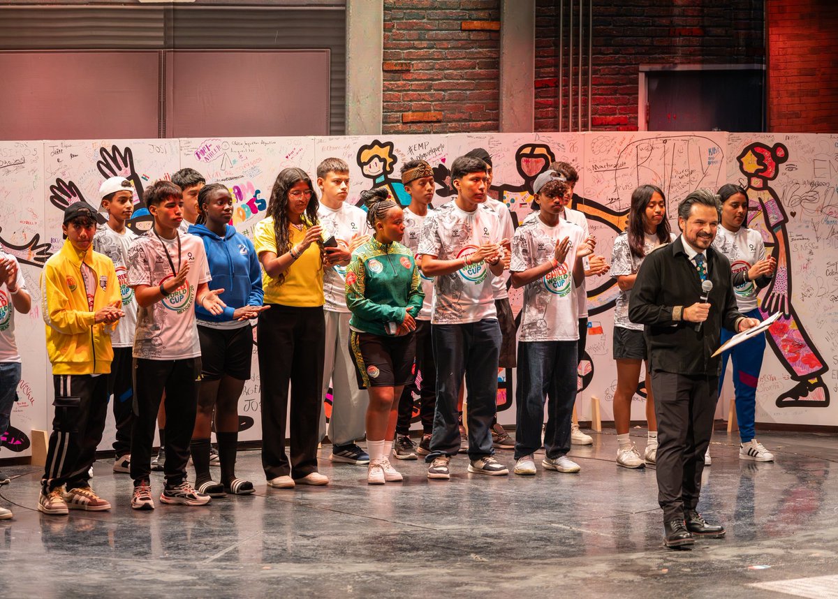 zoerobledo's tweet photo. ⚽ Hoy vivimos un momento histórico en el Teatro Hidalgo de @Tu_IMSS: la presidenta @Claudiashein, junto a Bono y The Edge de @U2, saludaron a niñas, niños y jóvenes de 20 países que participaron en la Street Child World Cup México 2026, donde el Seguro Social es sede. 💚✨

La presidenta les compartió un mensaje poderoso: luchamos todos los días para que los sueños de las niñas y los niños tengan como único límite su imaginación. Soñemos y trabajemos juntas y juntos por un mundo donde no suenen las armas, sino la música; donde ruede la pelota como símbolo de paz, fraternidad y esperanza. ⚽🕊️

¡Que suene la música, la alegría de los pueblos y el grito apasionado del gol! 🫶🏼🌎