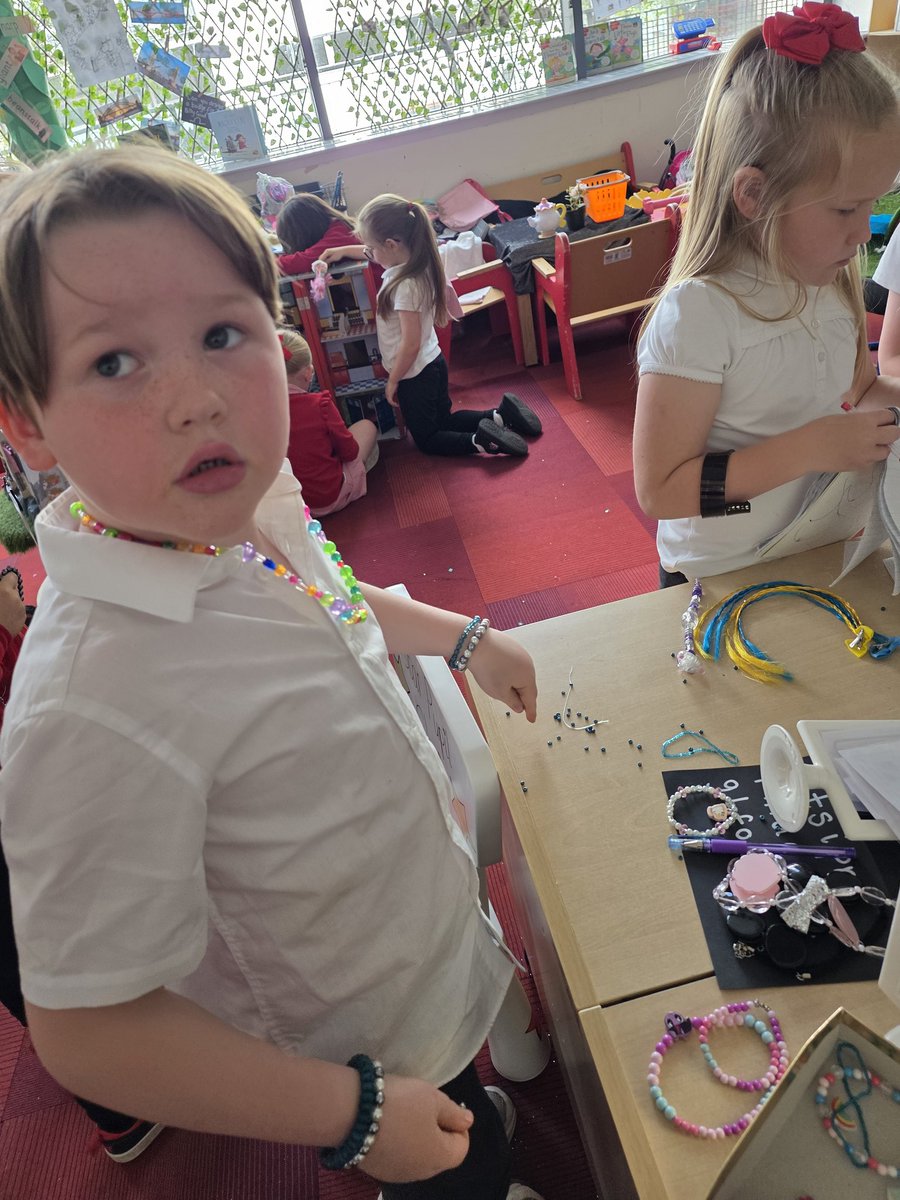 MrsLow98's tweet photo. Today we used our costume jewellery to help us dive into role play. We peeled to be secret spies with x-ray glasses and pretended our necklaces had cameras and our bracelets were intercoms! So much fun! #creativity #enjoyment https://t.co/IagNUUU5eE