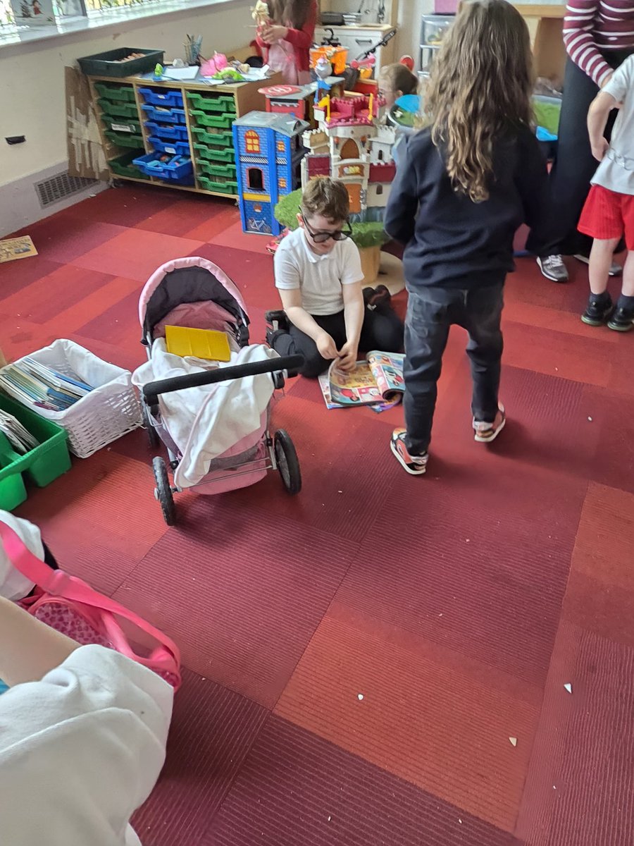 MrsLow98's tweet photo. Today we used our costume jewellery to help us dive into role play. We peeled to be secret spies with x-ray glasses and pretended our necklaces had cameras and our bracelets were intercoms! So much fun! #creativity #enjoyment https://t.co/IagNUUU5eE