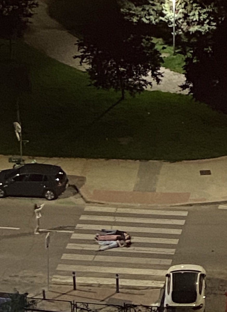 Marisolilla1's tweet photo. Acabo de ver esta imprudencia, acostadas en el paso de peatones para hacer una foto. Un coche ha tenido que frenar porque vio a la que estaba haciendo la foto. https://t.co/zn6ywbYwyB