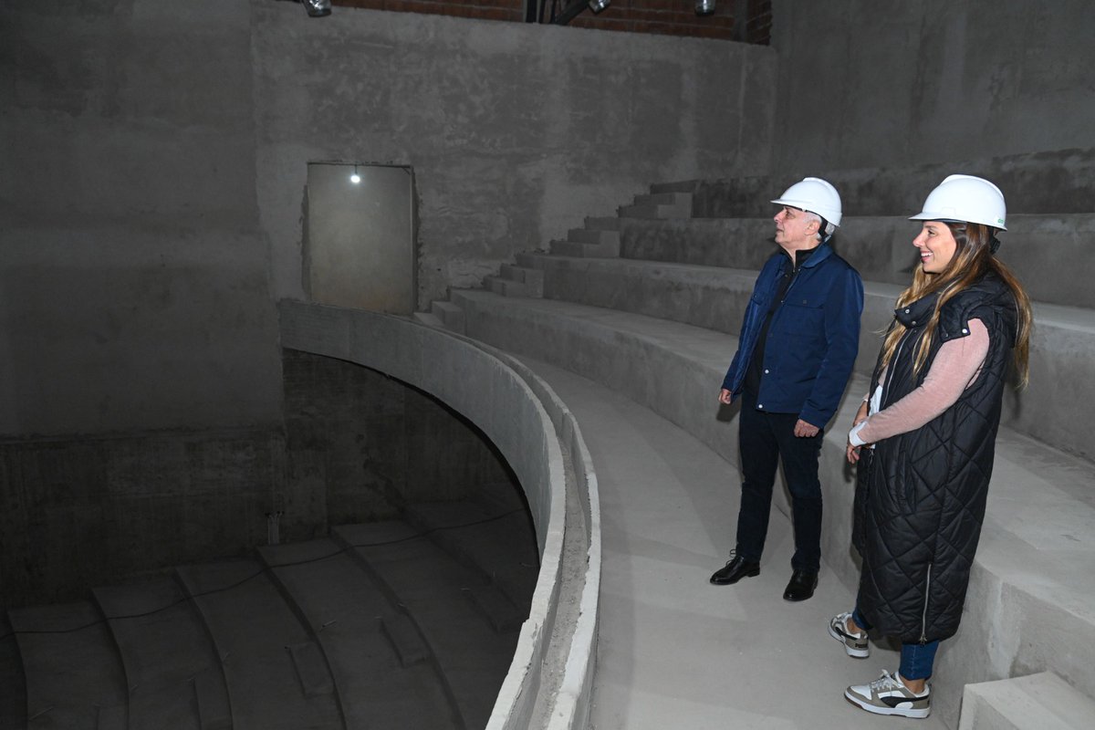 ZamoraJulio's tweet photo. Seguimos avanzando con los detalles finales de obra en el Teatro Municipal de Don Torcuato, trabajando en la colocación de los vidrios de acceso y del SUM. Además, continuamos con las terminaciones en el entorno y mejoras complementarias del espacio.

#RecorriendoTigre https://t.co/HcS8iGTbC3