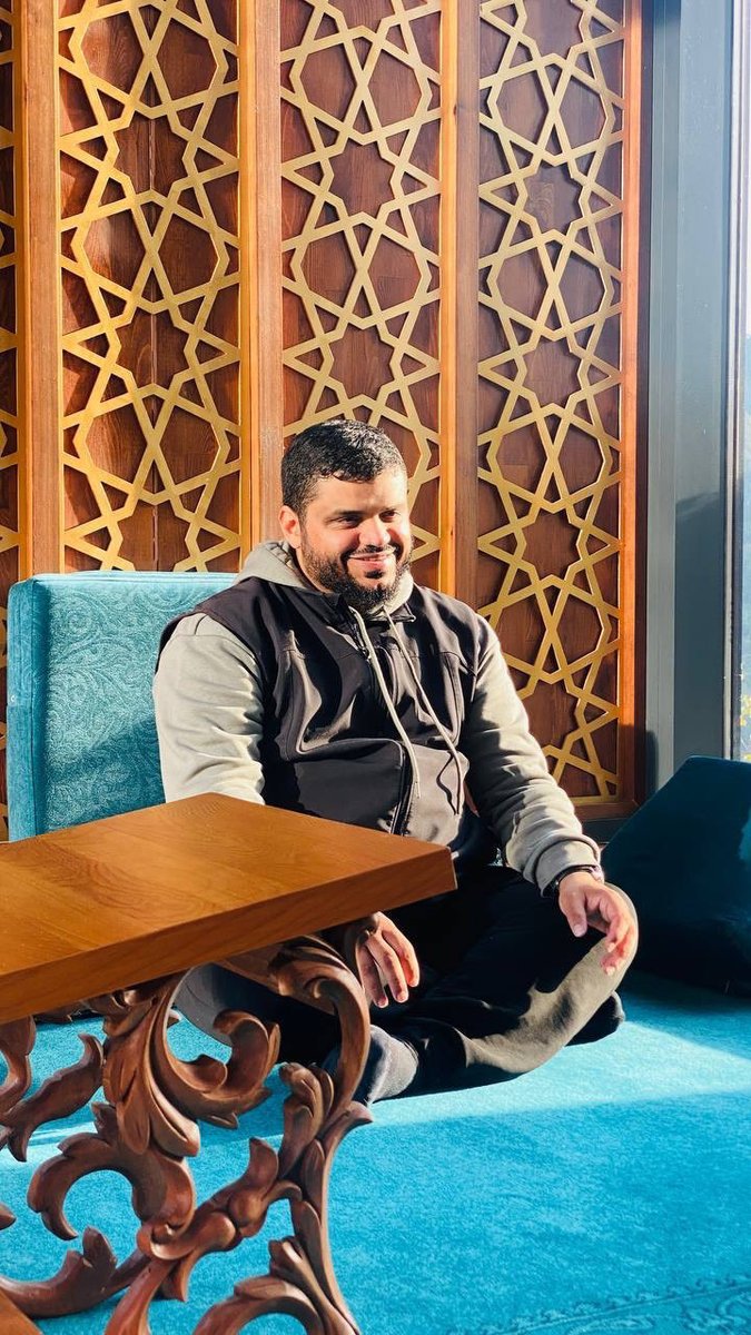 ab1kta's tweet photo. وقفت على اقتباس مهم جدا في كتاب بوصلة المصلح، حتى ليكاد القارئ يشعر أن كتاب بوصلة المصلح كله شرح وتفصيل لهذا الاقتباس:

النهضة بالدين لا تكون إلا بإحياء حقائقه وصناعة حملته، وتنزيله على الواقع بوعي وحكمة. فأما إحياء حقائق الدين فإنما يكون بـ:
- مركزة مركزياته وتقديم أولوياته والانطلاق من محكماته.
- وبالعناية ببراهينه، وتثبيت قواعده
- وبمراعاة مقاصده وملاحظة الحكم والمناطات والعلل المتعلقة بتشريعاته، والربط بين التشريعات التفصيلية وبين الحكم والمقاصد.
- وبإيجاد النموذج العملي المعتز به، والمطبق له من جهة الكليات ومن جهة التفاصيل .
وأما صناعة حملته فإنما تكون ببنائهم على صفات المصلحين المستمدة من مرجعية الوحي فيما ذكره الله عن هدي أنبيائه وأتباعهم، وتكون هذه الصناعة جامعة بين العلم والعمل، وبين التعليم والتربية وبين الدراسة والتزكية .
وأما التنزيل الصحيح على الواقع فإنه لا يكفي فيه مجرد وجود حقائق الدين، بل يجب أن توافق واقعا ملائما يُنزلها عليه الحملة تنزيلا صحيحا، وهذا يتطلب علما عميقا بالواقع والناس، وفقها بالسنن الإلهية.
الشيخ #أحمد_السيّد
كتاب #بوصلة_المصلح
