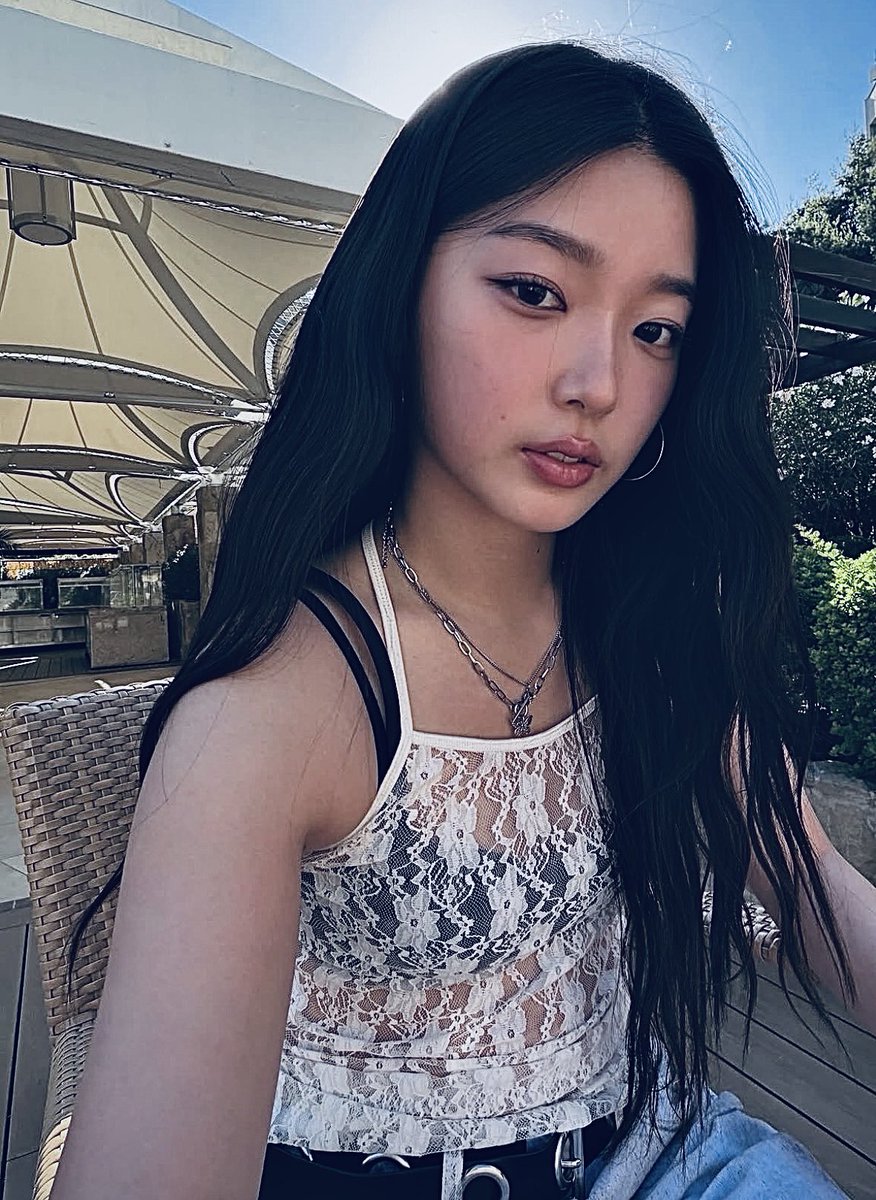 yellowandwild's tweet photo. “Hi oppa, unnie here’s a selfie to get you excited for our date later~” https://t.co/TNiRvyxZsZ