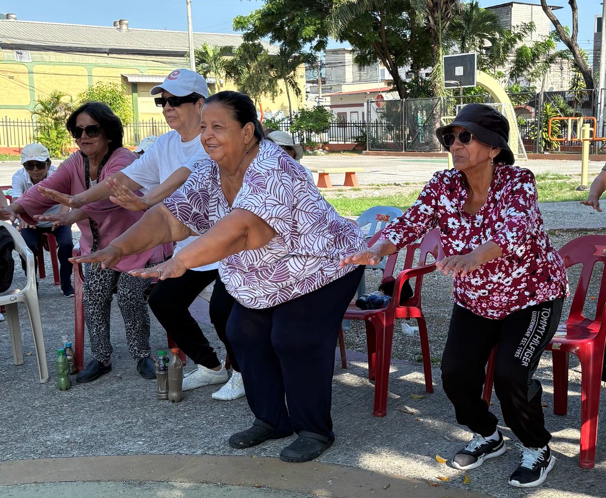 Salud_Guayas's tweet photo. 👵 El Club de Adultos Mayores de #MapasingueOeste   realizan #ActividadFísica, ya que mejora la movilidad, fortalece músculos y articulaciones. Además contribuye a una mejor independencia y calidad de vida.
 ¡Nunca es tarde para cuidar la salud! 
#ElNuevoEcuador https://t.co/snmOpHAYGx
