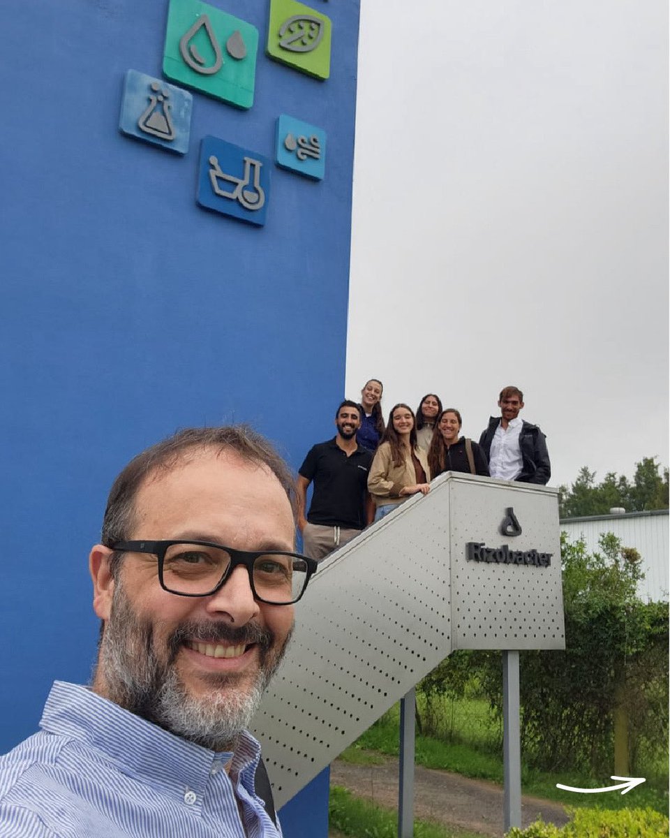sumidasjv's tweet photo. En Sumidás seguimos apostando a la capacitación y a la actualización constante para acercar más conocimiento y mejores soluciones al productor.

Nuestro equipo técnico visitó  LEAF y la planta de fertilizantes de @Rizobacterarg 

#sumidás #campoargentino #rizobacter #innovación https://t.co/7v5hH0aH8E