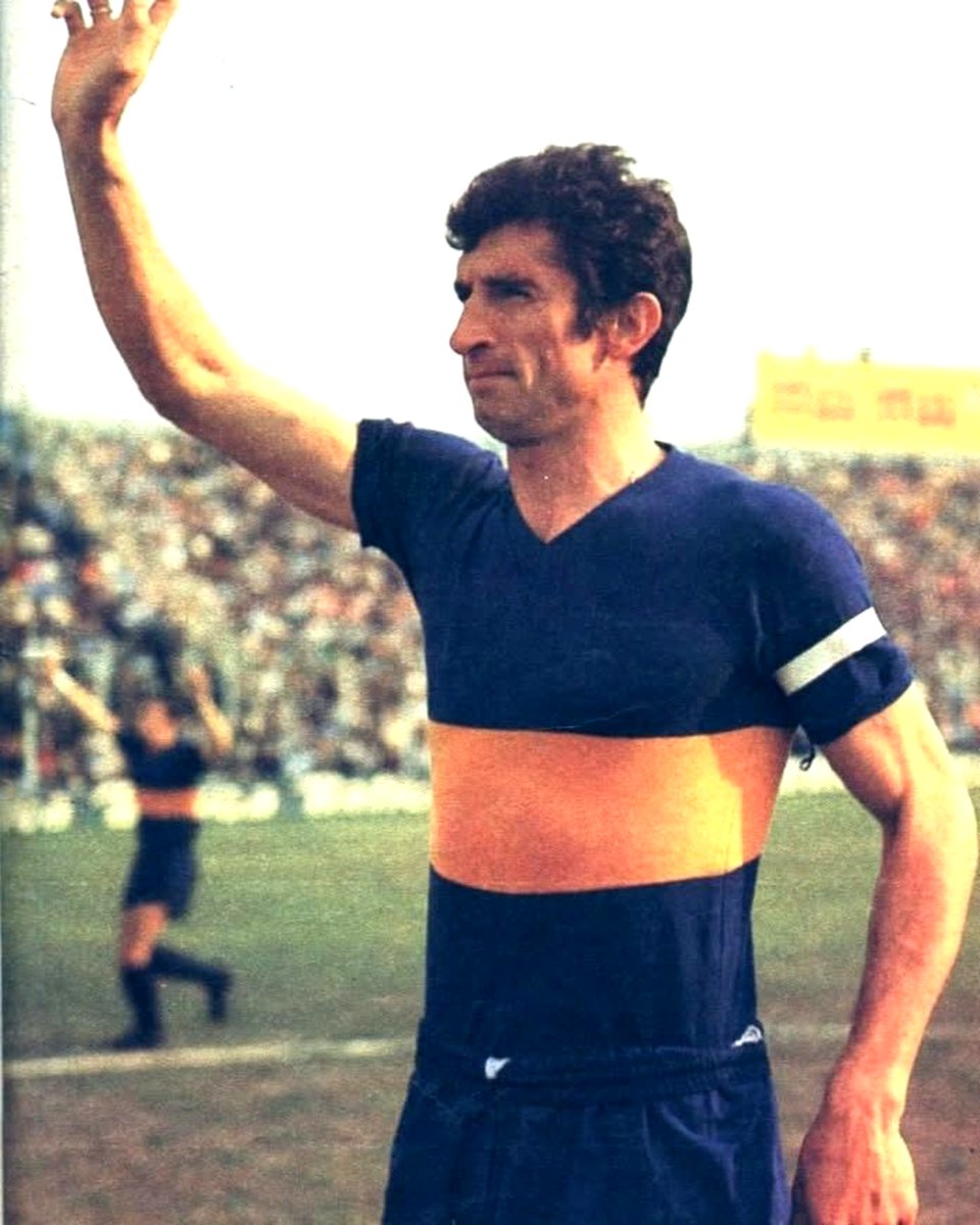 PlanetaBoca's tweet photo. 🙌 CUMPLE AÑOS ANTONIO RATTÍN, LEYENDA DE BOCA Y DEL FÚTBOL ARGENTINO

🔵Los invitamos a que piensen en un jugador que haya pasado toda su carrera en un solo club. Buceen en sus memorias para rescatar aunque sea un puñado. Piensen en esta década. O en la anterior. Piensen en este siglo. Sí, son pocos. Poquísimos. Hoy podemos repasar uno, pero tenemos que remontarnos a los ‘50, ‘60 y ‘70.

🟡Antonio Ubaldo Rattín vistió la camiseta de Boca durante 14 años. Nunca se calzó la casaca de otro equipo. Hoy cumple 89. Leyenda del “Xeneize”. Símbolo de la Selección Argentina. Un hombre al que hay que rendirle homenaje cada vez que sea posible. Ganó 6 títulos. Participó en 2 Mundiales. Hace unos años, Boca le rindió tributo colocando una estatua suya en el club. Más que merecido. El “Rata” es un gigante de nuestro fútbol. Por eso lo saludamos y le agradecemos por representar con honor estos colores.