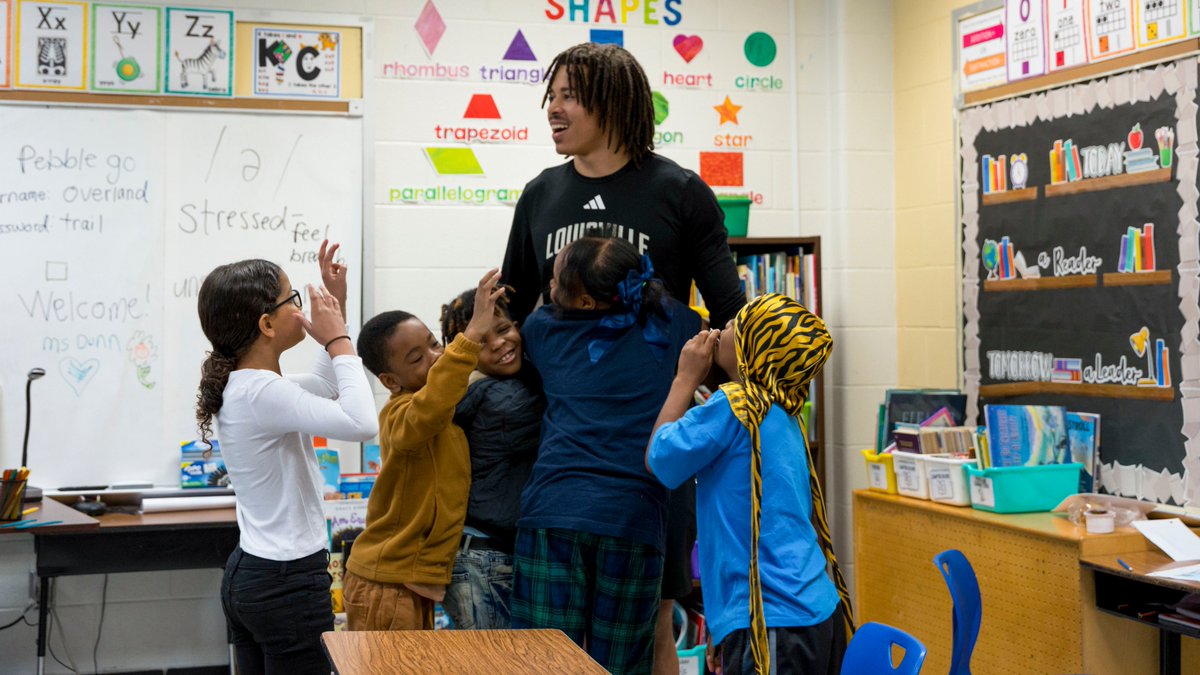 LouisvilleFB's tweet photo. Time with the kids at Cochran Elementary 📚

#GoCards https://t.co/12sBzAlK1A