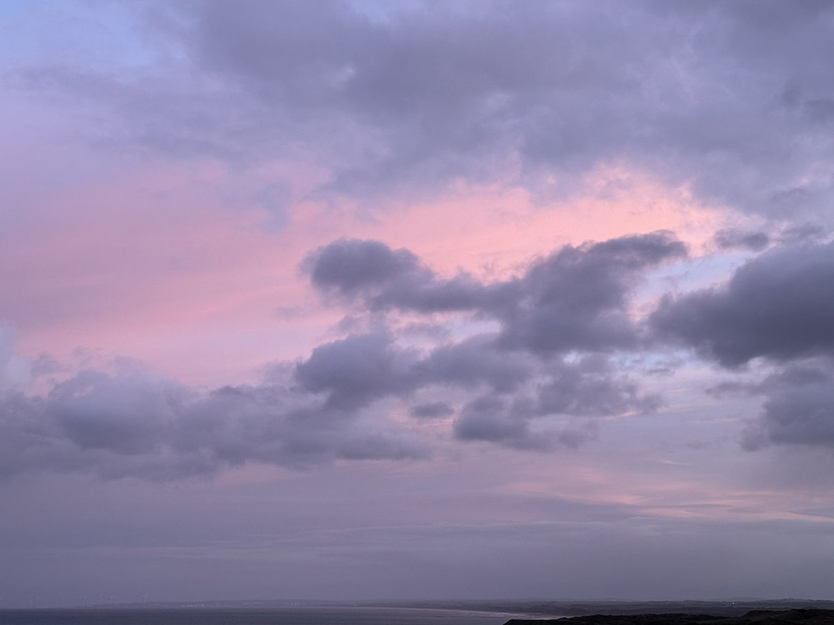 ma11ing's tweet photo. Sky tonight, from my window in Aberdeenshire, this isnt facing sunset but there has been very heavy showers &amp; hail. So what causes these colours? Moisture? @MetJam_ @metofficeNEScot @simon_weather @weatherblether @BBCWthrWatchers https://t.co/M1dwC8SVAu