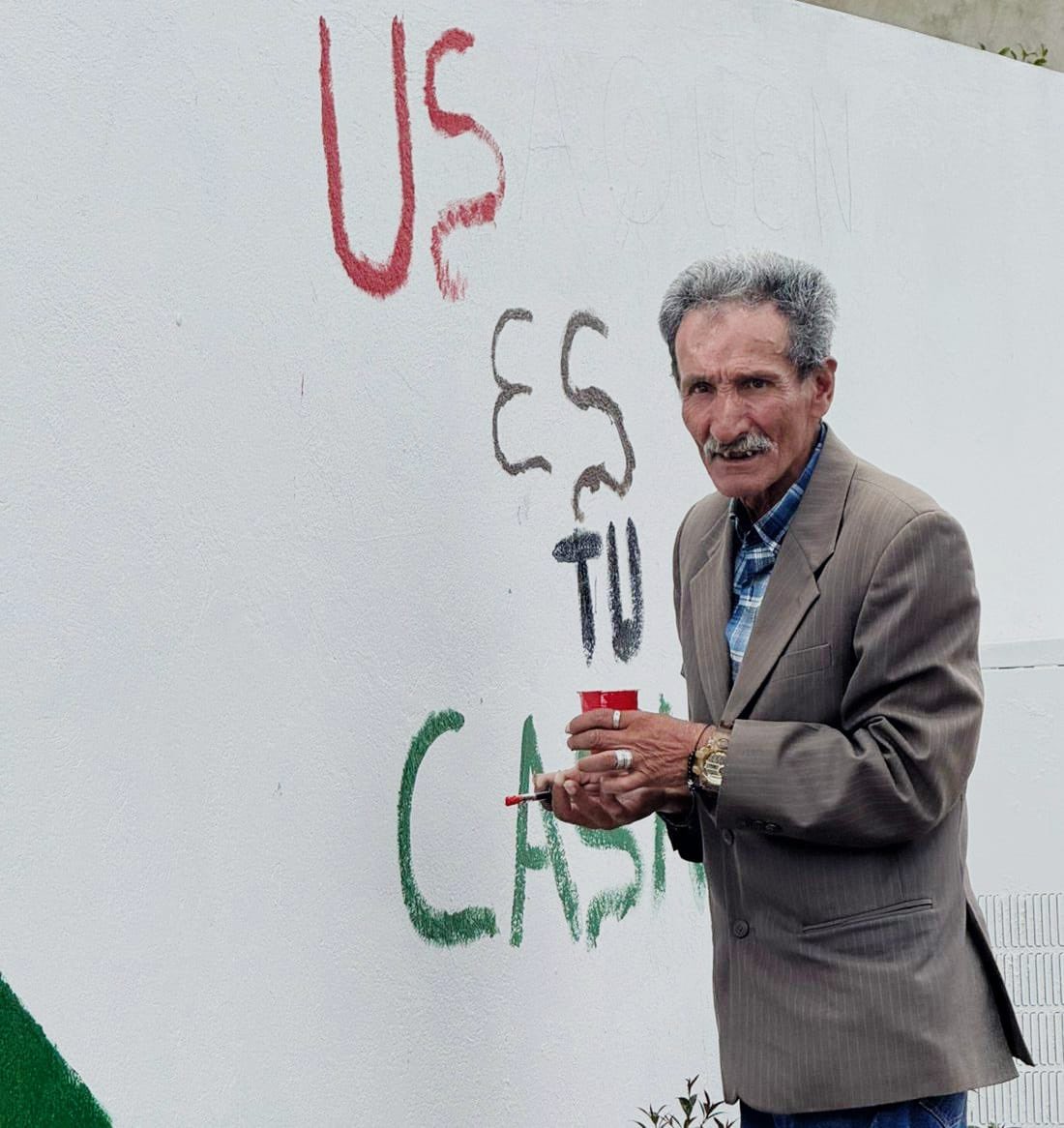 integracionbta's tweet photo. 👉 Nos unimos con la comunidad, los ciudadanos🙋‍♀️🙋‍♂️ habitantes de calle y la @alcaldiausaquen, para realizar una jornada de embellecimiento 🫟 en el barrio 🏙️ La Estrella Norte de #Usaquén, donde estamos promoviendo el cuidado del entorno y la transformación de imaginarios sociales 🤗 sobre el fenómeno de habitabilidad en calle.🤝

#AquíSíPasa