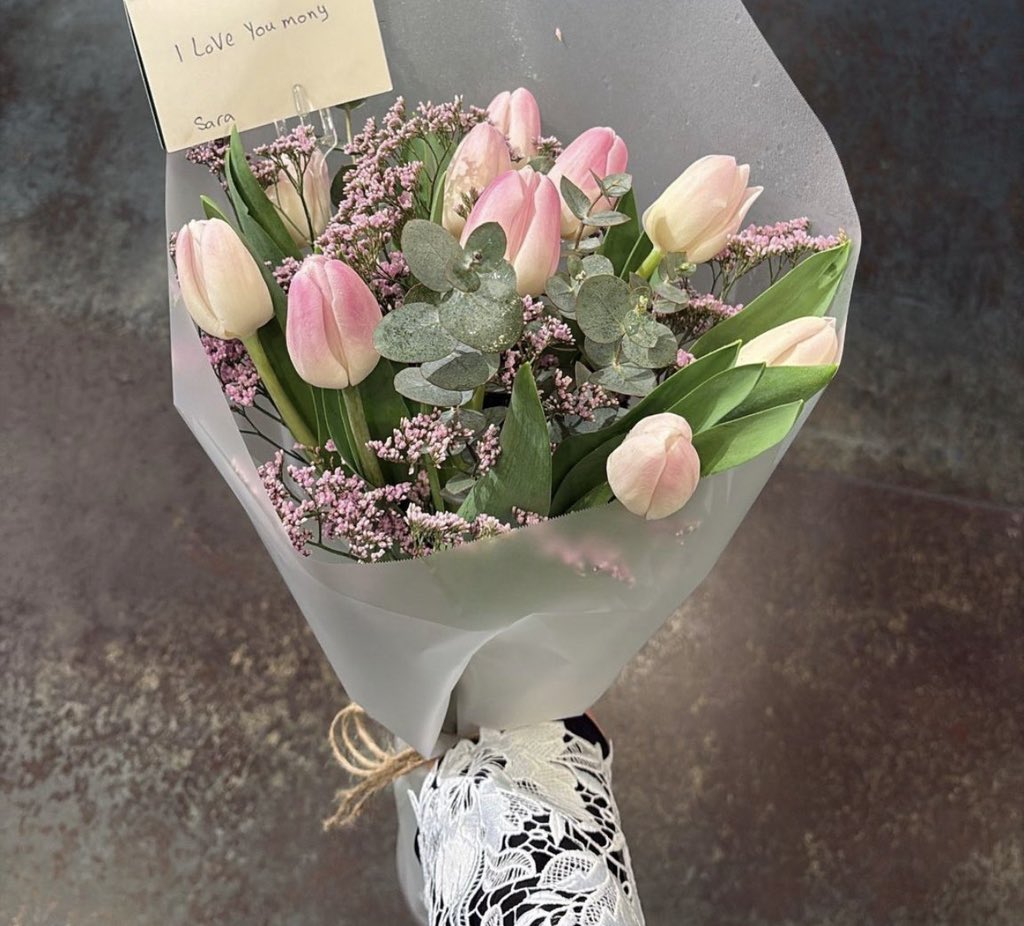 Pagebymony's tweet photo. Flowers for no reason are always a 10/10 https://t.co/KTJWH4rHxZ