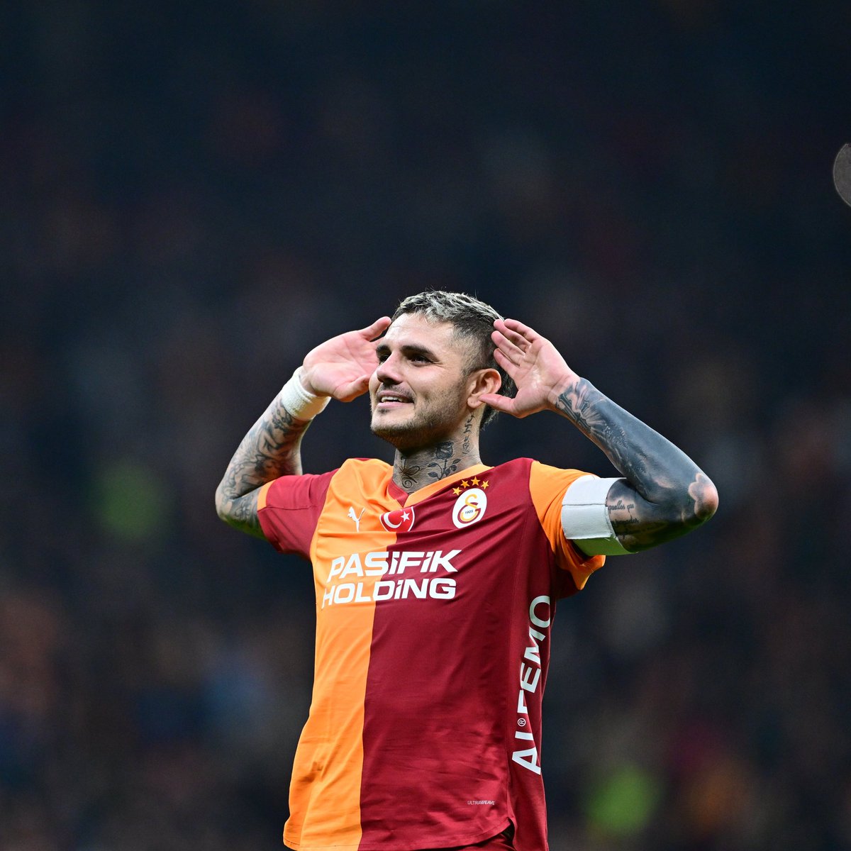 GsGazete's tweet photo. Soru: "Dört sezonda en unutamadığın gol hangisi?"

Mauro Icardi: "Çok gol var. (Gülerek) Santrforlar için her gol önemlidir. Derbiler bu ülkede farklı yaşanıyor ve derbi golleri diyebilirim. Taraftar açısından hangisi olduğunu biliyorum, Fenerbahçe maçında sonradan oyuna girdikten sonra attığım gol, formamı göstermiştim. Bayern Münih'e attığım panenka, Trabzonspor'a attığım kafa golü, Manchester United'a attığım gol... Bir tane özel gol yok aslında." (GS YouTube)