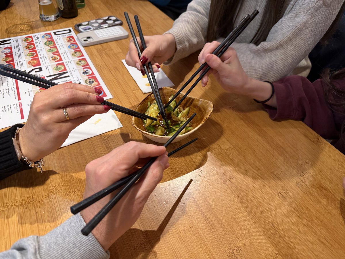 myMunich's tweet photo. 🥟 Wer auf der Suche nach richtig guten #Dumplings ist, kommt an diesem Spot #LEDU “Happy Dumplings” nicht vorbei. Wir haben uns durch die Karte probiert, von fluffigen Bao Variationen bis hin zum absoluten Eyecatcher: Die Red Bull Variante in Black! Optisch ein Highlight :) https://t.co/vIDA29vNZq