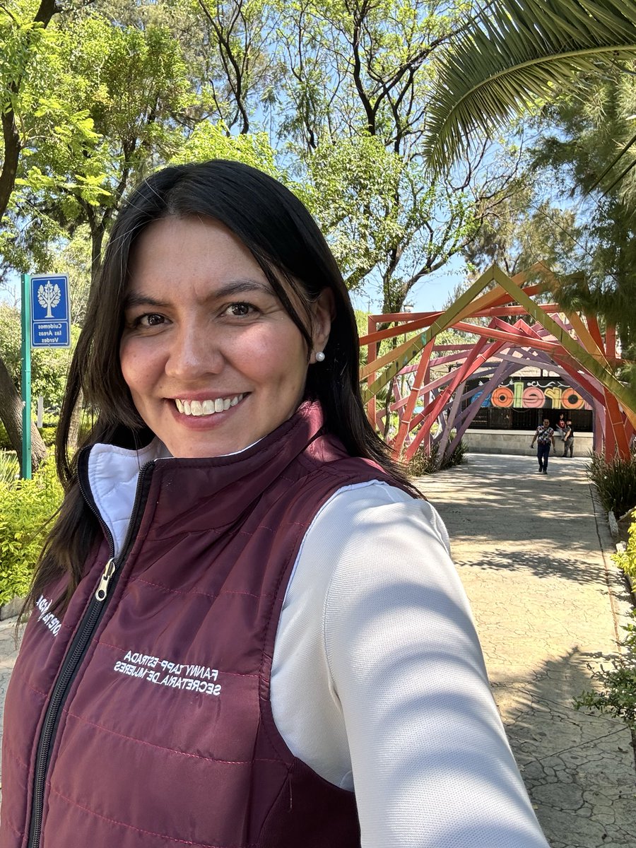 ZappFanny's tweet photo. Nada me detiene, porque estar en territorio es mi pasión. 🫶🏼

Hoy visité la colonia Penitenciaria, un lugar lleno de historias y recuerdos que me forjaron. Seguir cerca de la gente y llevar información es parte de lo que hago todos los días. 💜 #morena #mujeres #territorio https://t.co/UCSLbyGcvI