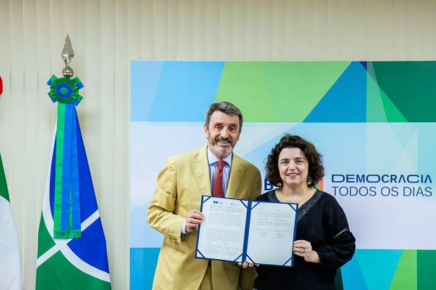 ItalyinBrazil's tweet photo. L'Amb. Cortese e la Rettrice della @unb_oficial, Rozana Naves, hanno firmato ieri un Memorandum d’Intesa tra Ambasciata e @unb_oficial  per rafforzare la cooperazione accademica, la ricerca e la promozione della lingua italiana 🇮🇹🤝🇧🇷 https://t.co/Kf2kIszNMV