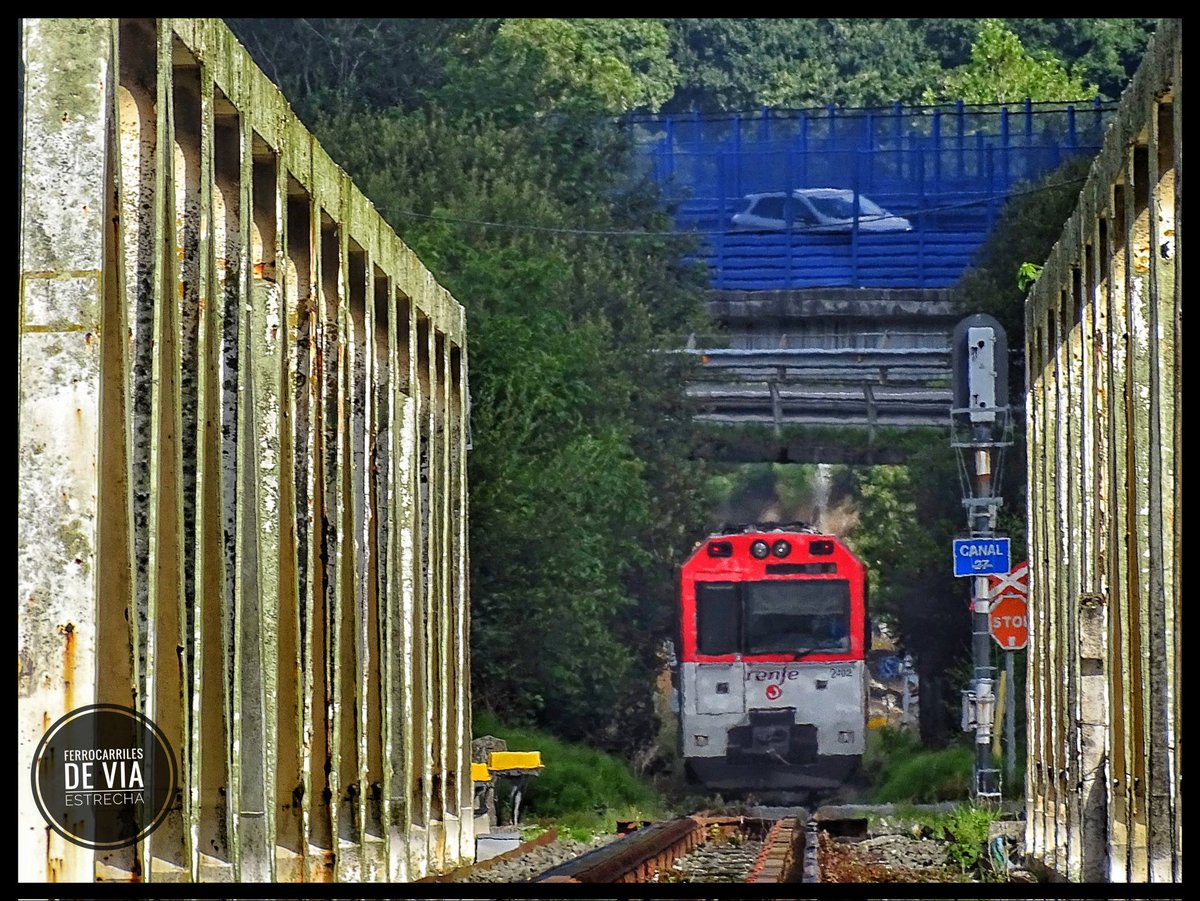 ffccviaestrecha's tweet photo. El Regional Santander-Oviedo saliendo de Unquera, entrando ya en Asturias, cruzando el puente que la separa de Cantabria.
#ferrocarrilesviaestrecha #unquera #cantabria #asturias #bustio https://t.co/lGcjb9dGpG