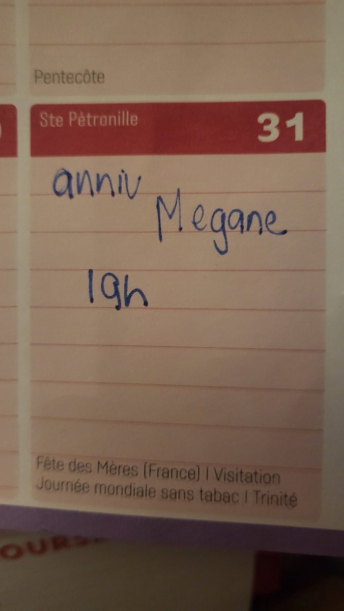 missvidaow's tweet photo. #Ado2 s'est récemment mise à noter des trucs importants sur le calendrier familial.

😳... aucune de ces personnes ne fait partie de notre famille et nous ne sommes pas juifs.
Mais dans le doute, je veux bien des suggestions pour le cadeau de Coline. https://t.co/LkFK4eld3K