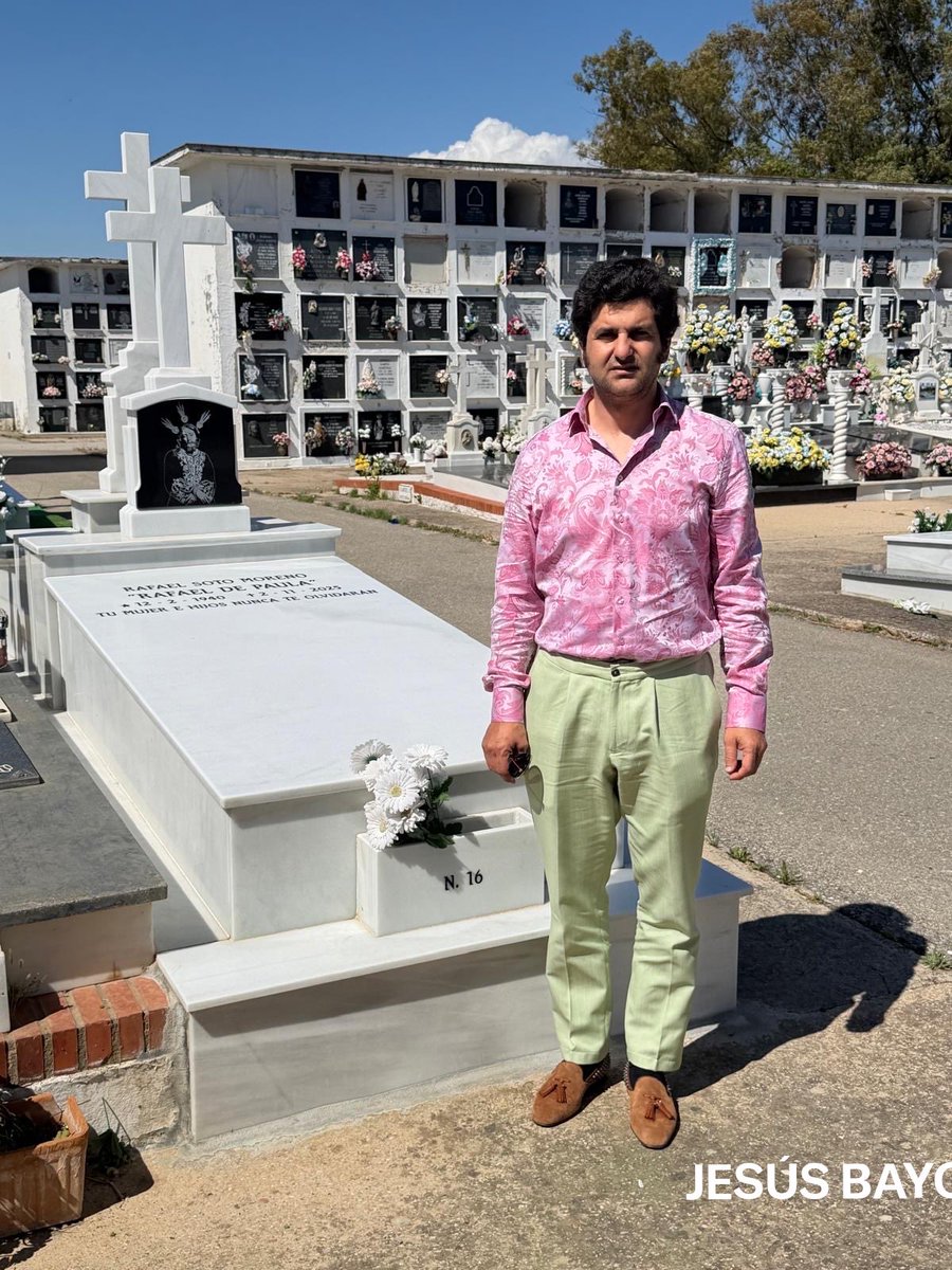LadyXanitaX's tweet photo. Hoy, miércoles 14, el día antes de inaugurar el monumento en su honor, Morante visitó la tumba de Rafael de Paula. Imagen de @JBAYORT https://t.co/6OYCLITCrv