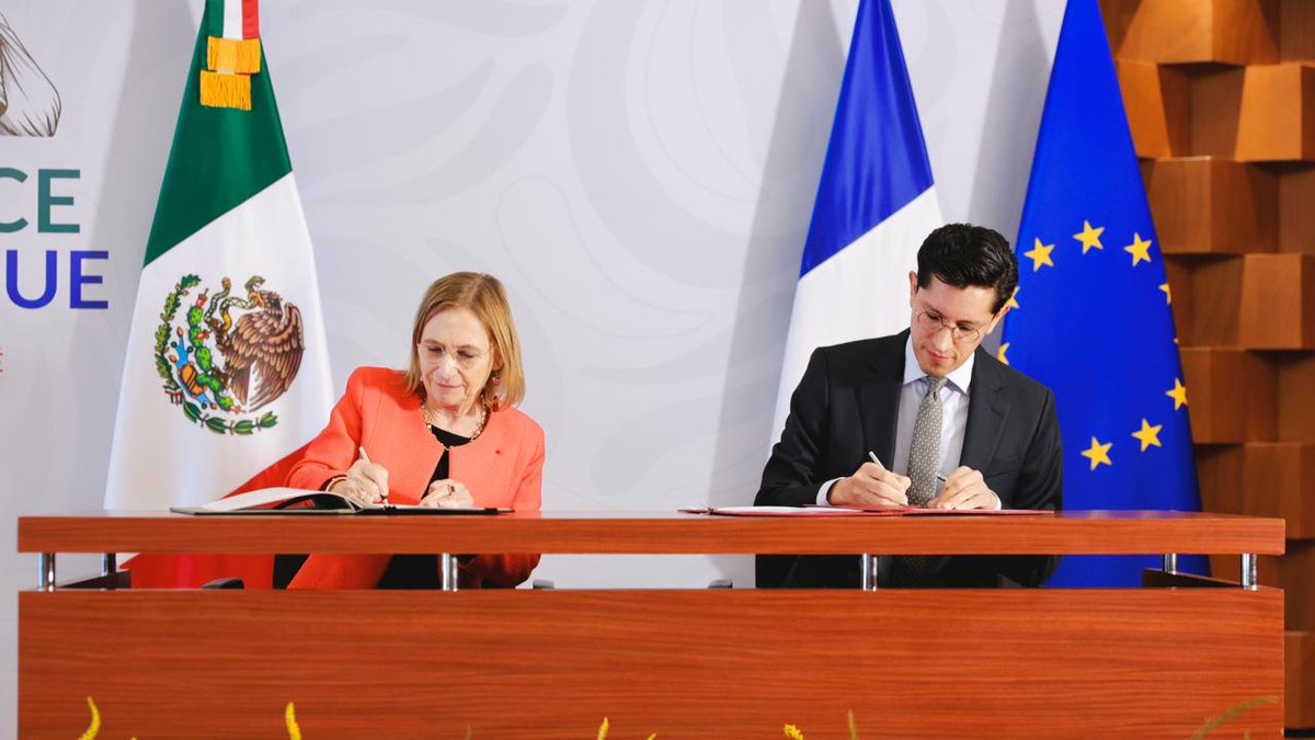 SRE_mx's tweet photo. México y Francia conmemoran 200 años de una relación construida sobre el diálogo y la cooperación, fundada en principios y valores compartidos, y que hoy se proyecta hacia una etapa más profunda, moderna y orientada al futuro.

En el marco del bicentenario de relaciones diplomáticas, el secretario de Relaciones Exteriores, Roberto Velasco (@r_velascoa), destacó la evolución de la relación bilateral hacia una asociación estratégica sólida y dinámica, sustentada en una historia compartida, una agenda de cooperación con resultados concretos y el respeto a la soberanía y la autodeterminación de los pueblos.

Con la adopción del Plan de Acción Modernizado para la Asociación Estratégica México–Francia, ambos países establecen una hoja de ruta para profundizar el diálogo político, la cooperación económica e industrial, así como los intercambios culturales, técnicos y educativos, con una visión de largo plazo y proyección internacional.

🇲🇽🤝🇫🇷