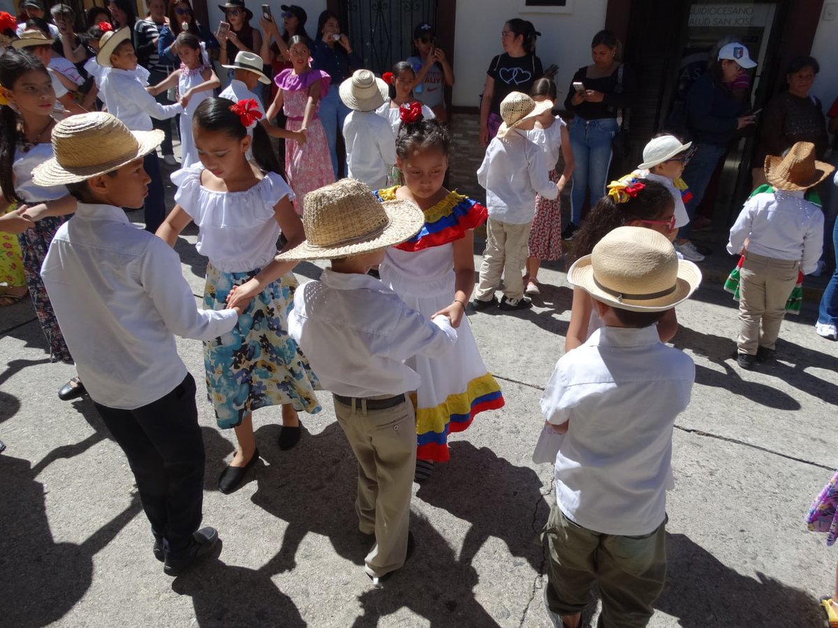 avnve's tweet photo. #Regiones || Alumnos y docentes de Mérida participan en Joropazo Escolar 2026

➡️https://t.co/O210U8J3Ro https://t.co/OjY49JlW5C