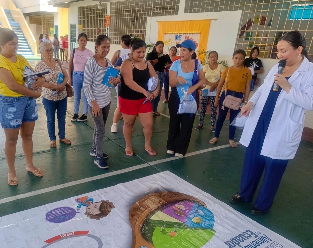 Salud_Guayas's tweet photo. Con actividades didácticas promovemos hábitos saludables a las madres del Centro de Educación Inicial #AuroraVallejo de #MapasingueEste  con el fin de mantener mantener una alimentación equilibrada y mejorar la calidad de vida de las familias.   
#ElNuevoEcuador https://t.co/IXatv1dKxo