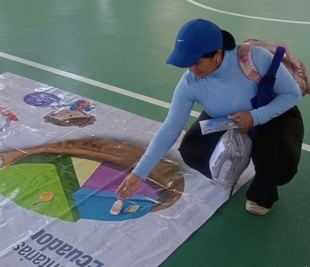 Salud_Guayas's tweet photo. Con actividades didácticas promovemos hábitos saludables a las madres del Centro de Educación Inicial #AuroraVallejo de #MapasingueEste  con el fin de mantener mantener una alimentación equilibrada y mejorar la calidad de vida de las familias.   
#ElNuevoEcuador https://t.co/IXatv1dKxo