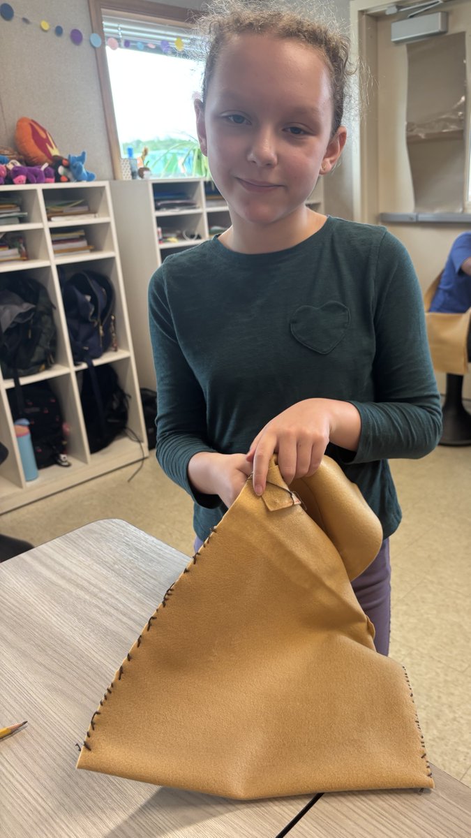 MrsRecine's tweet photo. Sewing our haversacks today to prepare for Revolutionary Encampment Day! https://t.co/TpYTRS1n8Q