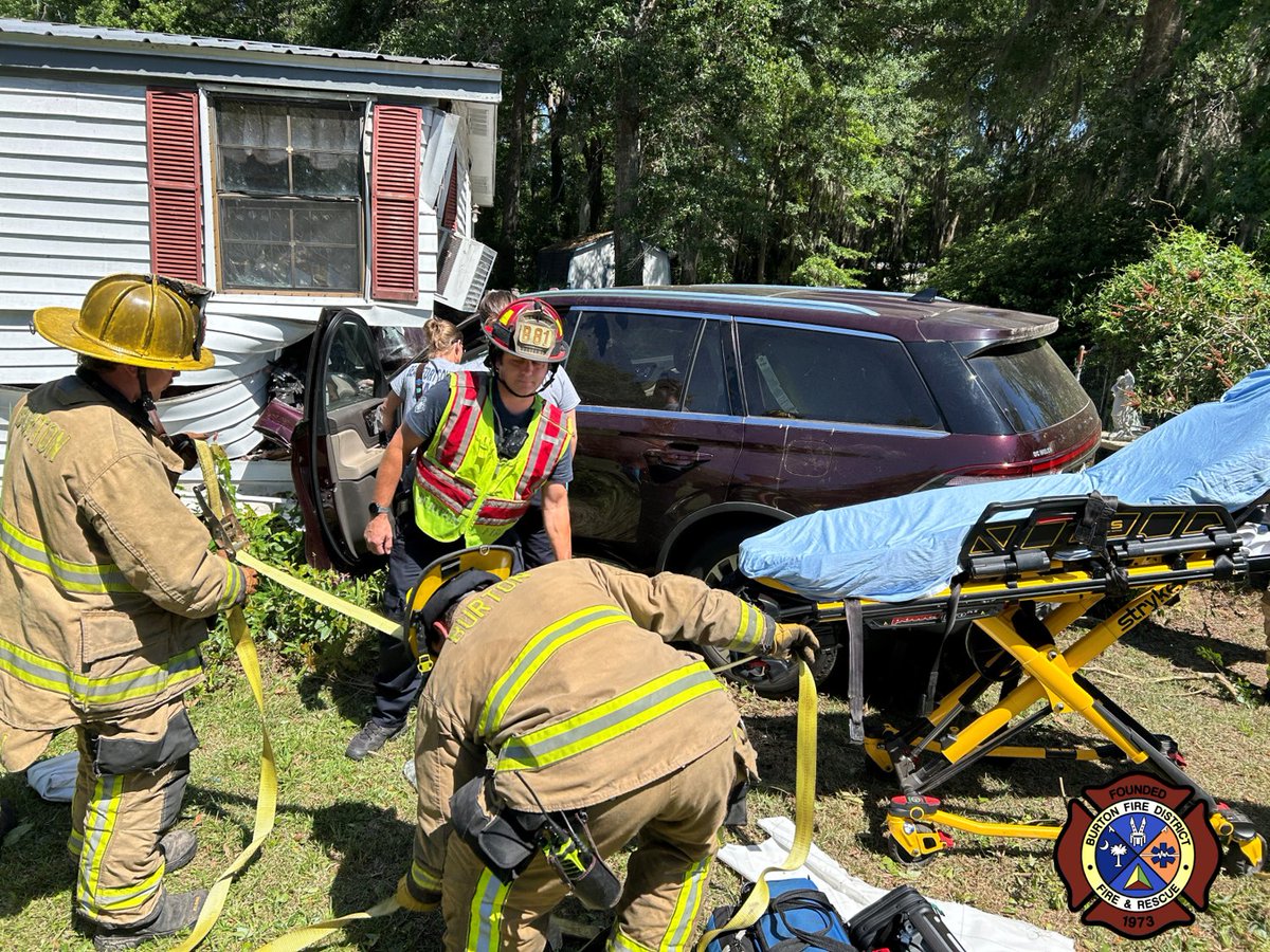 BurtonFD_SC's tweet photo. This afternoon #BurtonFD, @BeaufortSC_EMS, @bcsopio responded to a vehicle that struck a home on Riley Rd in @bftcountysc. Crews helped remove the driver who appeared uninjured, but who was still transported by EMS to the hospital as a precaution. https://t.co/S98wAYDImA