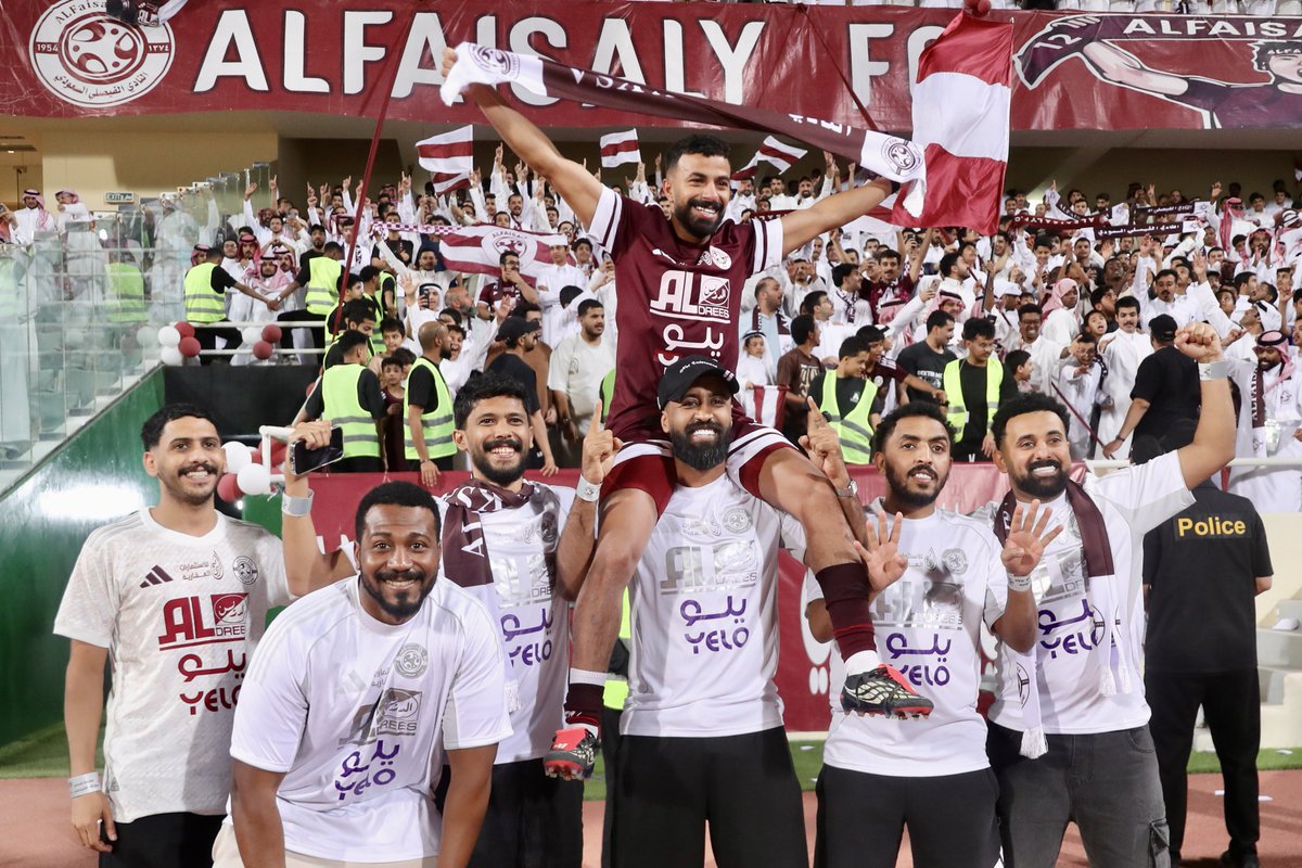 AlFaisaly's tweet photo. 📸 |  المدرج ينتصر قبل الفريق 🤩

#الفيصلي
#عودة_العنابي https://t.co/BhLWpY2fcY