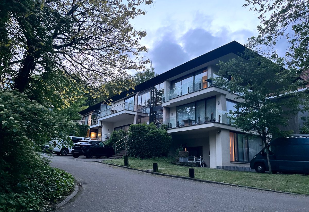 villepainte's tweet photo. Les bourges d’Auderghem se mettent encore mieux que ceux d’Uccle, c’est pas rien des rues entrecoupées,  lézardés de bois et des lacs magnifiques https://t.co/nV3B70F0qv