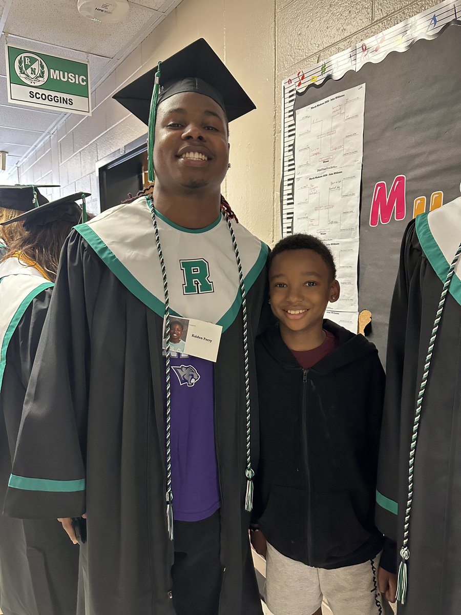 mwrightRNE's tweet photo. From RNE to RHS! #RNEgreatthings 🎓 https://t.co/JsZrPLiUc0