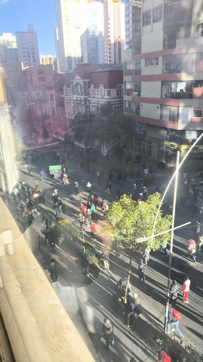 natsutavera's tweet photo. @Rodrigo_PazP Y si empiezas a meter bala de una vez? YA DEBERÍA HABER SALIDO EL EJÉRCITO DESDE HACE MUCHO A REPRIMIR A ESTA GENTE DE MIERDA. 
O ACASO ESTO DEBE ESCALAR MÁS!!?? APRETATE LOS COJONES Y PROTEGE A LA GENTE MIERDA. https://t.co/mJL1Z12Jmf