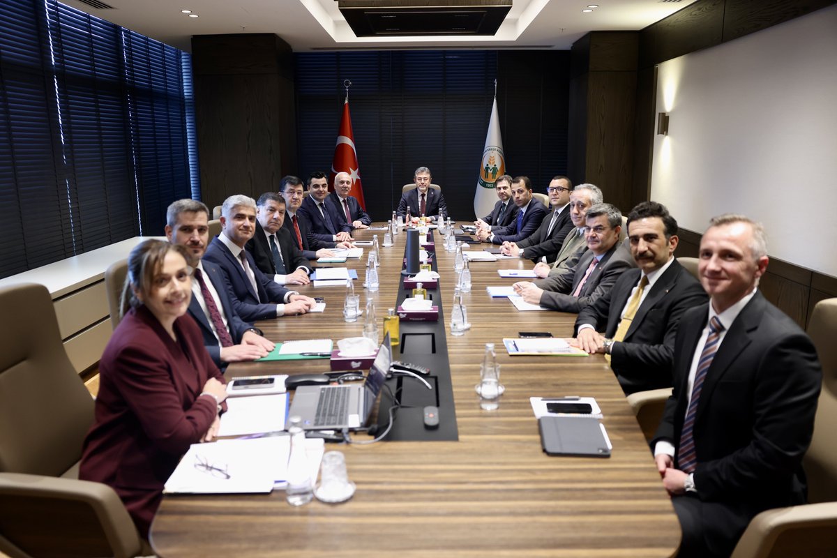 ibrahimyumakli's tweet photo. 🤝 Tarım Kredi Kooperatiflerimizin her kademesinde alın teri döken kıymetli arkadaşlarımızla bir araya geldik.

📈 Tohumdan hasada, depolamadan nihai ürüne kadar, gıdanın tüm süreçlerinde yer alan @tarimkredi, “Bereketin Yüzyılı" vizyonumuzun stratejik uygulayıcısı konumundadır.

🌱 Ülkemizin dört bir yanında hizmet veren kooperatiflerimizle, üreticilerimizin yanında olmayı ve vatandaşımıza hizmet etmeyi sürdürüyoruz. 

📍 Ankara