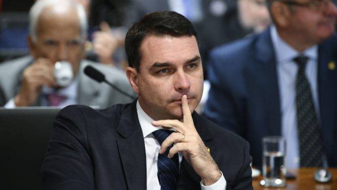 mariarita4141's tweet photo. Empresas laranjas ligadas à família Bolsonaro receberam R$ 614 MILHÕES de DINHEIRO SUJO do bilionário Daniel Vorcaro, do Banco Master, informa o Grupo Folha (UOL Notícias) https://t.co/0gv5dekt4P