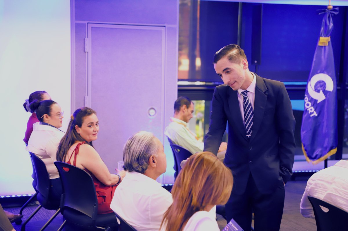 Danielrg_GT's tweet photo. Tuve el honor de conducir el evento de bienvenida a nuevos asociados de @AGEXPORTGT , una experiencia muy enriquecedora que fortalece vínculos, impulsa oportunidades y promueve el crecimiento del sector exportador guatemalteco. 🚀📈

¡Gracias por la invitación! 🤝 https://t.co/Ql16fn3NMI