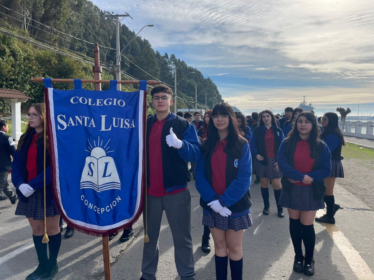 Colegio_Cosl's tweet photo. 🇨🇱⚓ Con gran alegría compartimos la destacada participación de nuestro colegio en el Acto Cívico Patriótico en homenaje a las Glorias Navales, realizado en la Base Naval de Talcahuano en conmemoración del 147° Aniversario del Combate Naval de Iquique🫡 @Armada_Chile @Educbiobio https://t.co/VkPQtl7fab