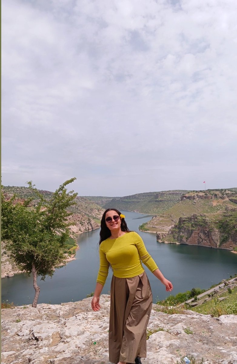 Melis70531552's tweet photo. "Gülümseme, kalbin dilidir." https://t.co/6hR9lkXiuw