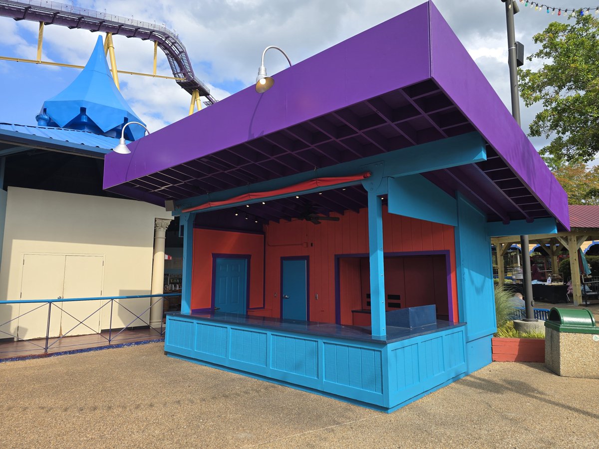 BGWFans's tweet photo. Couple minor Festa Italia updates today:
🖼️1️⃣ Tempesto's long-closed photo booth has been repainted
🖼️2️⃣ The Festa Coke Market is back from last week's fumigation
🖼️3️⃣ ➕ 4️⃣: Fire-Tried Kettle Corn has begun popcorn and cotton candy sales out of their new (unfinished) pavilion https://t.co/gZsBOwcflx