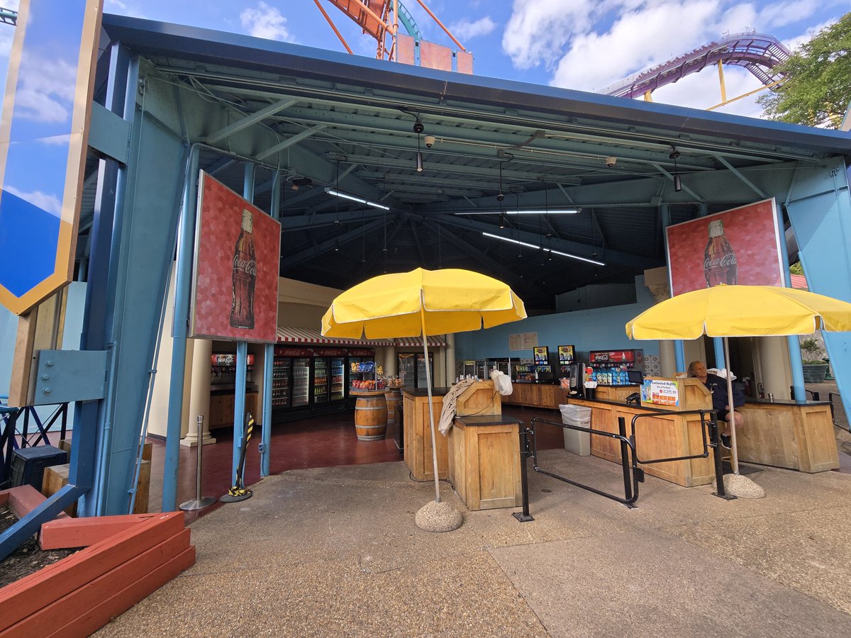 BGWFans's tweet photo. Couple minor Festa Italia updates today:
🖼️1️⃣ Tempesto's long-closed photo booth has been repainted
🖼️2️⃣ The Festa Coke Market is back from last week's fumigation
🖼️3️⃣ ➕ 4️⃣: Fire-Tried Kettle Corn has begun popcorn and cotton candy sales out of their new (unfinished) pavilion https://t.co/gZsBOwcflx