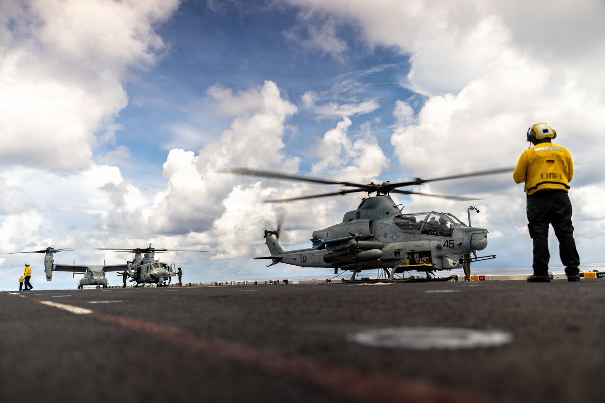 U.S. Marines assigned to the 11th Marine Expeditionary Unit conduct flight operations aboard the USS Boxer (LHD 4) in the Indian Ocean. The 11th MEU, embarked aboard the Boxer Amphibious Ready Group, is a persistent, combat credible force contributing to deterrence and crisis https://t.co/QBnsHbqNGA