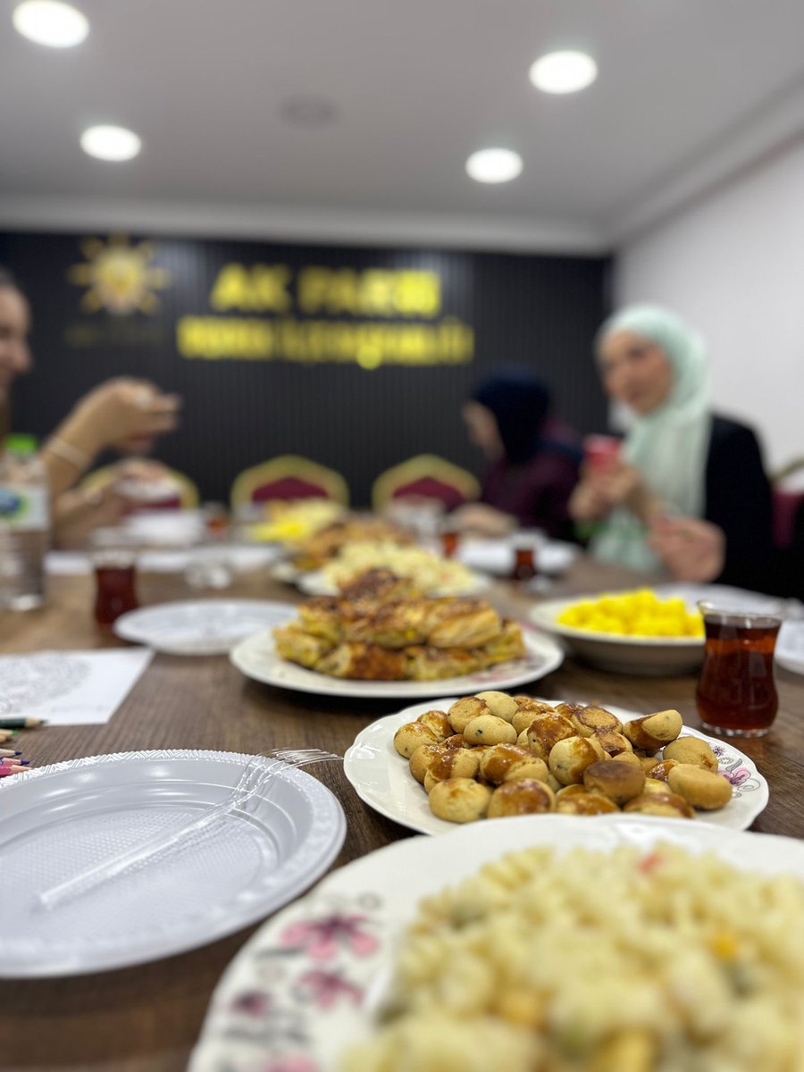 akgencdevrek67's tweet photo. Bugün AK Parti Gençlik Kolları olarak gerçekleştirdiğimiz Mandala Boyama Workshop etkinliğinde hem keyifli vakit geçirdik hem de yaratıcılığımızı renklere yansıttık 🎨✨
Katılım sağlayan herkese teşekkür ederiz 
@OMERFARUKDEMREL 
@ozfeyyaz 
@AnlSvc https://t.co/dld31viBJO