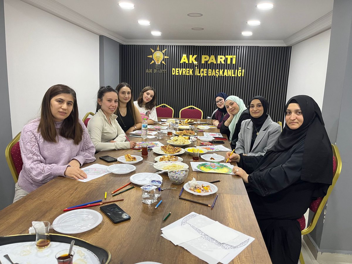 akgencdevrek67's tweet photo. Bugün AK Parti Gençlik Kolları olarak gerçekleştirdiğimiz Mandala Boyama Workshop etkinliğinde hem keyifli vakit geçirdik hem de yaratıcılığımızı renklere yansıttık 🎨✨
Katılım sağlayan herkese teşekkür ederiz 
@OMERFARUKDEMREL 
@ozfeyyaz 
@AnlSvc https://t.co/dld31viBJO