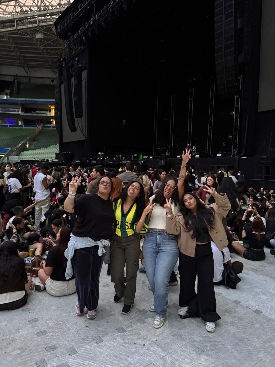 AnaCorecha's tweet photo. @santander_br O show foi ao lado das amigas que os Jonas Brothers uniram. São mais de 15 anos de amizade, compartilhando sonhos, surtos e mais uma vez criando memórias incríveis #smusic https://t.co/QIpHJRpKoH